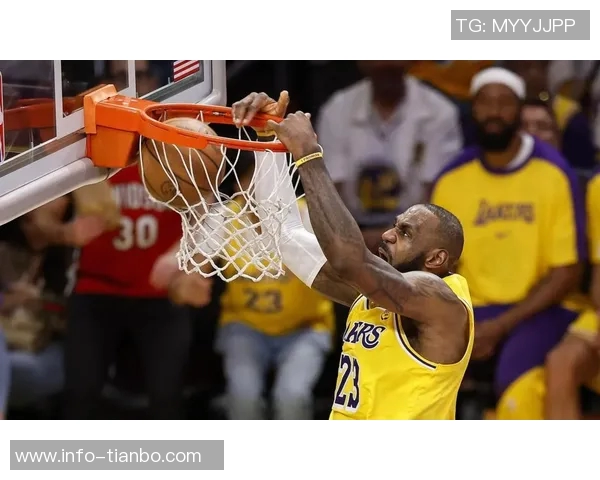 詹姆斯回顾新秀时期经典扣篮瞬间感慨23年光阴如梭对阵骑士再续传奇 詹姆斯回顾新秀时期经典扣篮瞬间感慨23年光阴如梭对阵骑士再续传奇